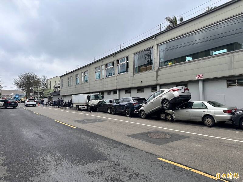 桃園觀音連環撞!左轉轎車與側車碰撞 小貨車失控衝撞對向路邊17輛汽、機車