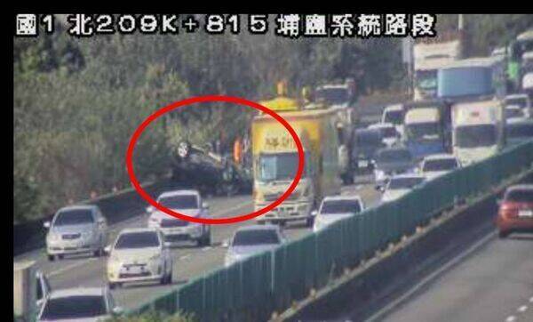 國道一號南下近埔鹽系統 3車連環撞1人傷