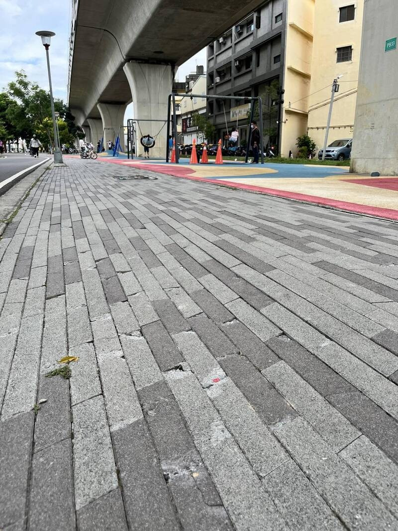 台中綠空廊道潭子段地磚破、遊具損 謝志忠促市府巡檢維護