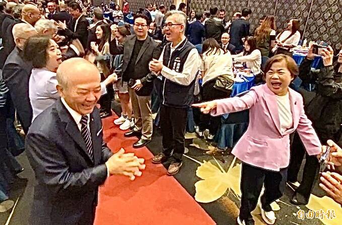 台中市商業會新春團拜 何欣純再喊當選「馬上發錢」、楊瓊瓔真發了