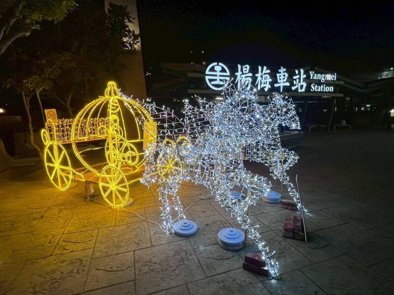 桃園楊梅4燈區同步放閃 「馬上幸福」燈組一次看