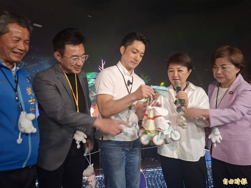 盧秀燕送4盞小提燈 蔣萬安驚:暗示我要生4寶?