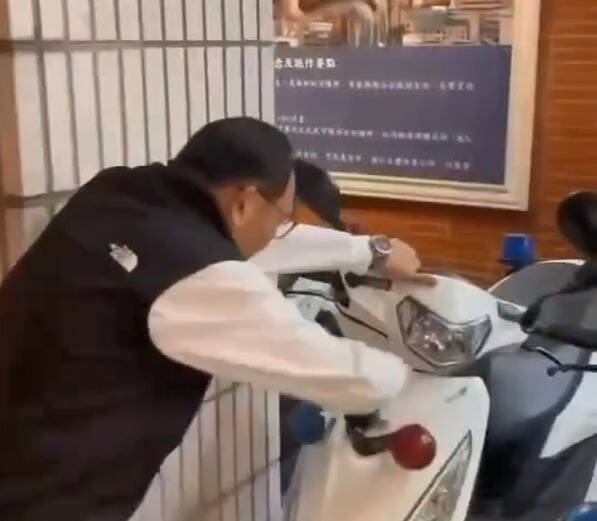 「基隆第一所」派出所長洗30機車教導同仁還拍片！酸言引爭議