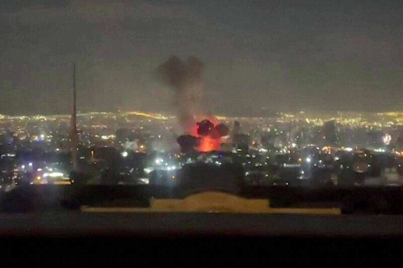 美證實3士兵陣亡!川普加大轟炸:摧毀伊朗9軍艦 重創海軍總部