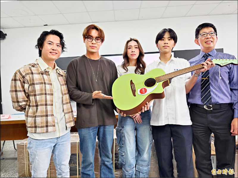 「告五人」返母校捐樂器 鼓勵宜中學弟妹