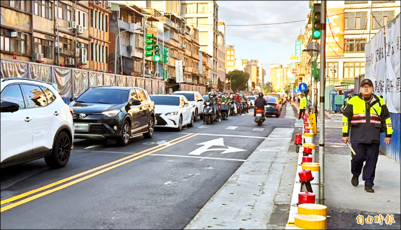捷運南環段 木柵路施工 塞800公尺跨橋回堵到新店