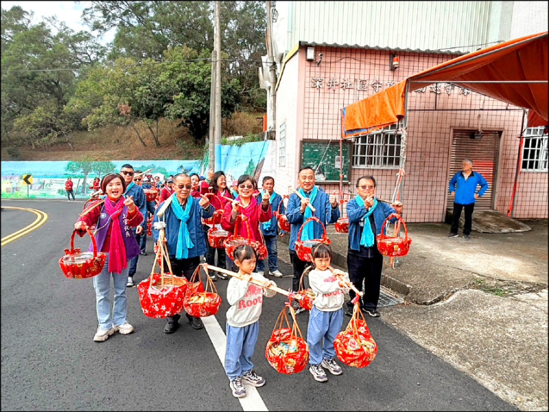 寶山新豐宮媽祖遶境 挑擔食福
