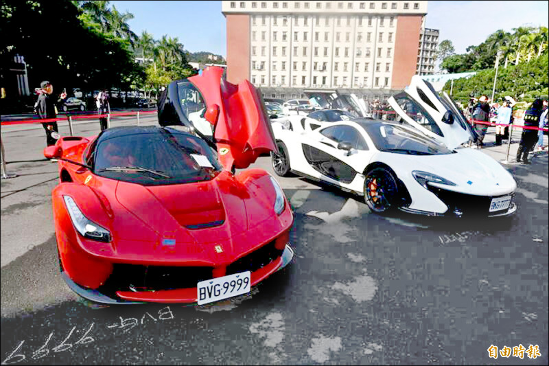 行政執行署台北分署昨受託拍賣太子集團案查扣的33輛名車，包括備受全球收藏家矚目的「四大神獸」等頂級超跑，法拉利「馬王」Ferrari LaFerrar（左）1.35億天價落槌。（記者廖振輝攝）