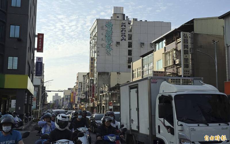 高空塗鴉成為城市新懸案。（記者洪瑞琴攝）