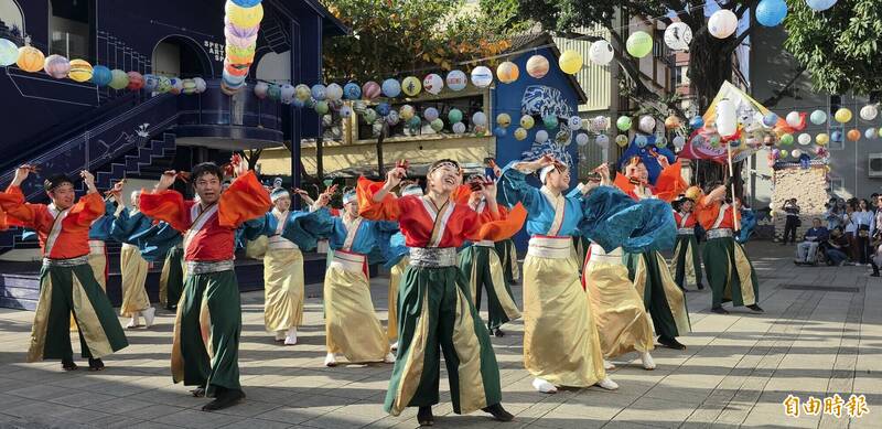 夜來祭快閃台南為台灣燈會暖身，吸引遊客熱情圍觀。（記者洪瑞琴攝）