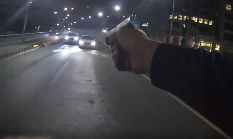 新北市林姓毒蟲在蘆洲拒檢逃逸，從蘆洲逃到五股、泰山，犯嫌在成蘆橋頭衝撞警車，大批警力開槍喝令停車，林嫌仍高速逃逸。（記者吳仁捷翻攝）