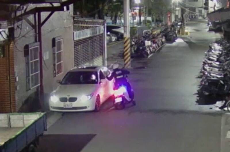 新北市林姓毒蟲在蘆洲拒檢（見圖）逃逸，從蘆洲逃到五股、泰山，犯嫌在成蘆橋頭衝撞警車，大批警力開槍喝令停車，林嫌仍高速逃逸。（記者吳仁捷翻攝）