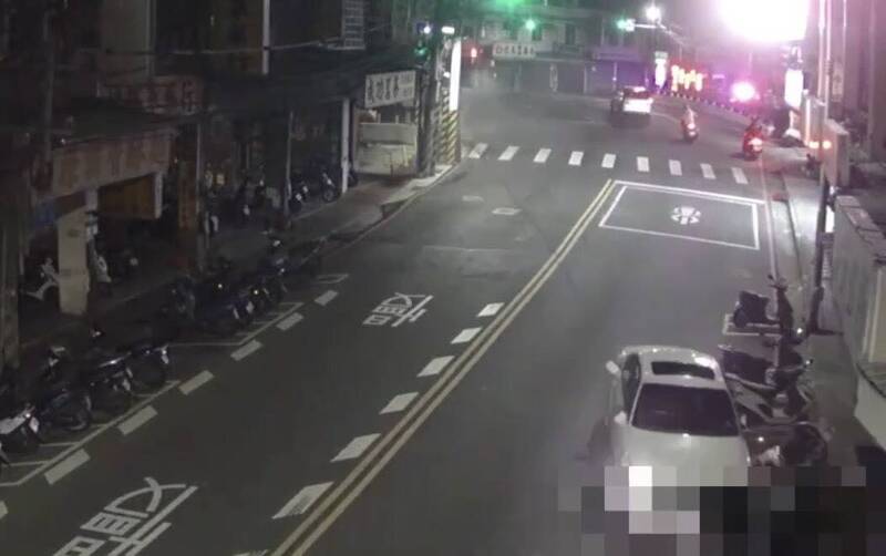 新北市林姓毒蟲在蘆洲拒檢逃逸，從蘆洲（見圖）逃到五股、泰山，犯嫌在成蘆橋頭衝撞警車，大批警力開槍喝令停車，林嫌仍高速逃逸。（記者吳仁捷翻攝）