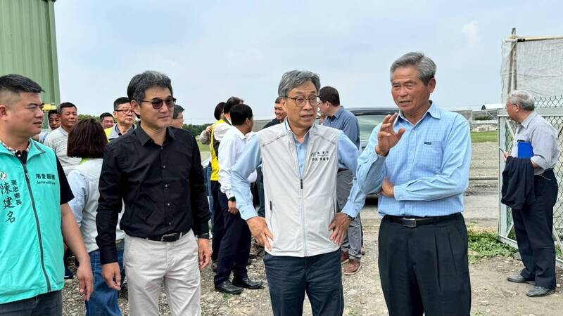 農業部長陳駿季（右2）、立委劉建國（左2）等人前往新湖合作農場參觀，理事主席陳清山（右）解說魚菜共生推動過程。（劉建國服務處提供）