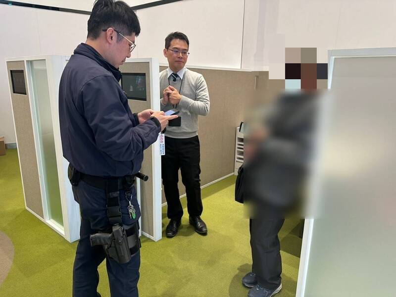 當天下午又有另名男子差點噴飛37萬元。（民眾提供）