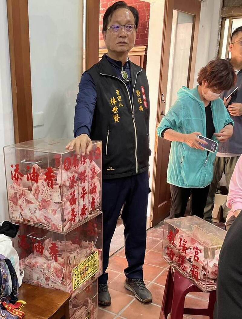 彰化市南瑤宮開箱清點香油錢，市長林世賢（左）全程坐鎮。（市公所提供）