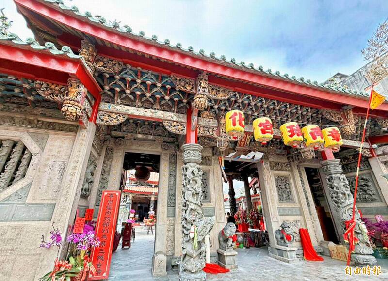 南瑤宮重修完成入火安座，香火鼎盛。（記者湯世名攝）