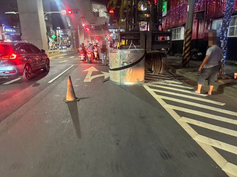 1部載運鋼捲的曳引車，昨（2）日傍晚行經岡山火車站前省道，因紅燈煞停導致未綑綁牢固的鋼捲滾落路面。（警方提供）