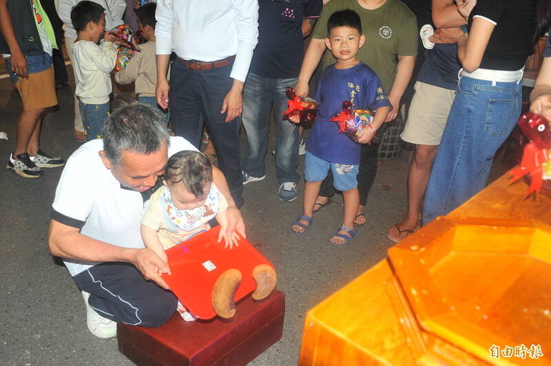 恆春半島南境客庄保力村鬧元宵 拜新丁、祈龜凝聚遊子鄉情