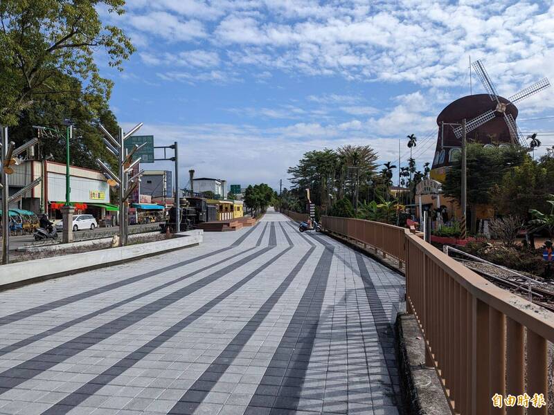 集集鎮公所在集集火車站旁興建「空中平台」，可眺望環山與俯瞰列車進站，完工後將成為集集新亮點。（記者劉濱銓攝）