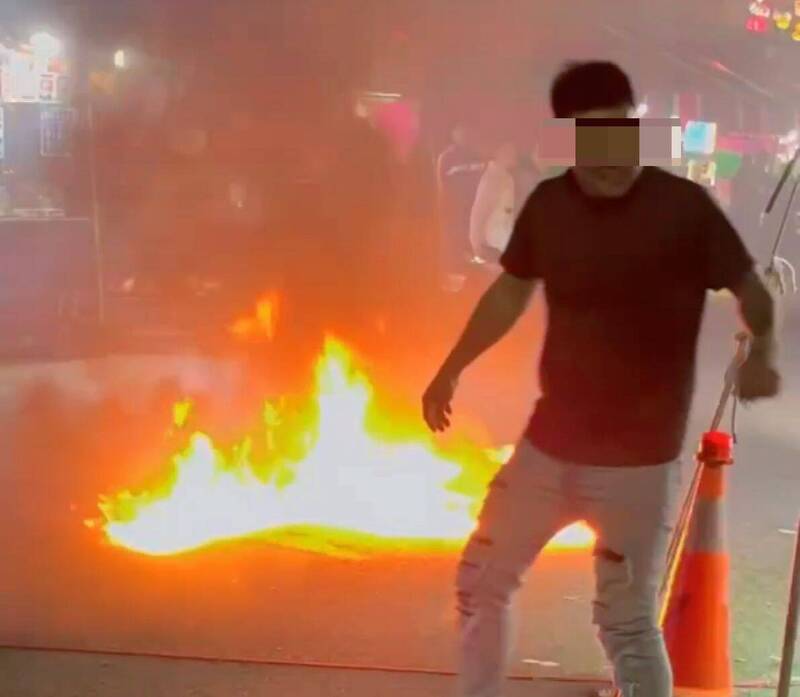 涉嫌縱火蘇姓青年，還在現場嘻笑。（澎湖交通觀察日誌提供）