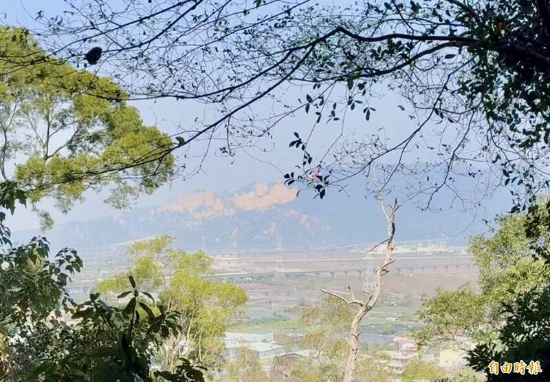 泰安登山步道可眺望火炎山景觀。（記者張軒哲攝）