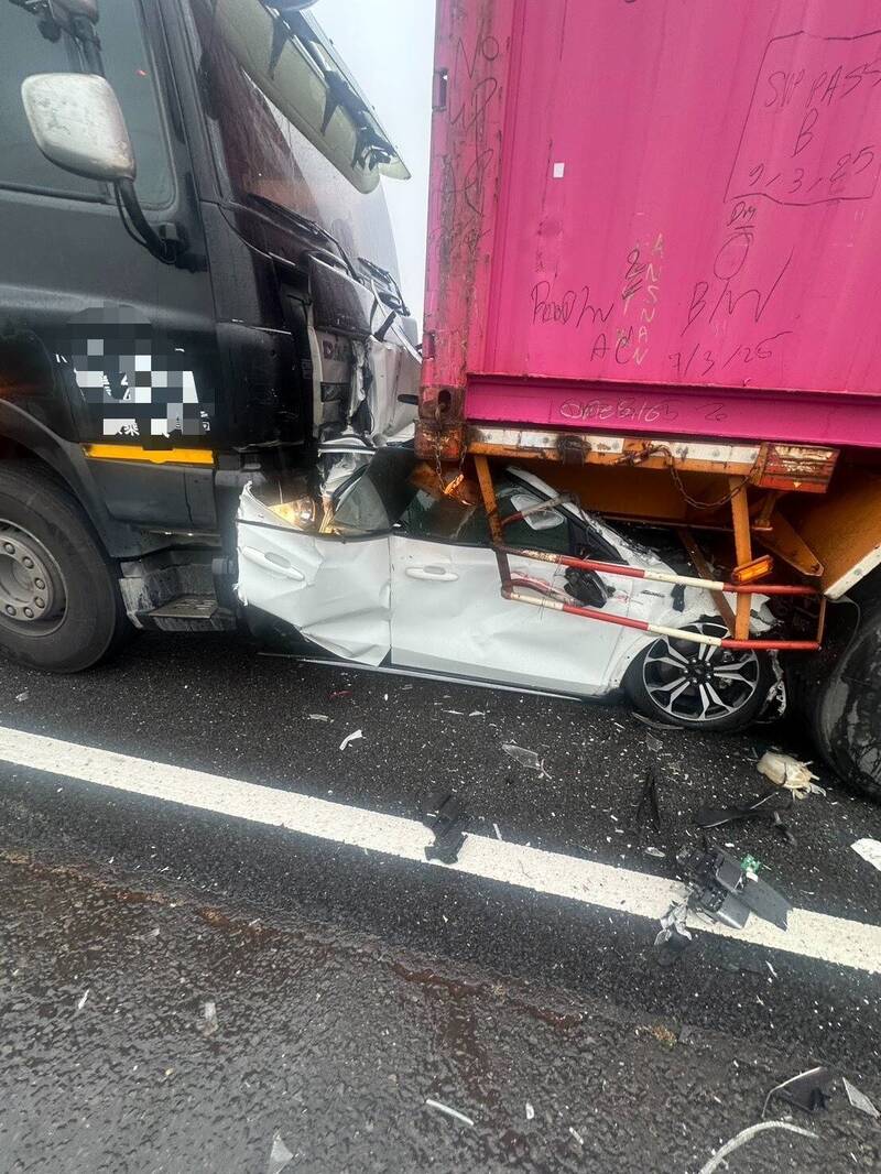 小客車國道遭大車前後夾擊變廢鐵 駕駛慘死