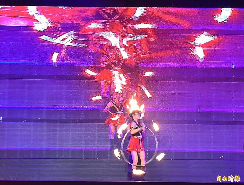 令人目不暇給的火舞演出。（記者蔡宗勳攝）