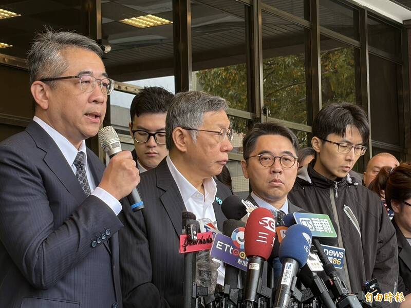 宣判前夕，柯文哲今上午在律師陪同下召開記者會，並正式向檢察官評鑑委員會遞狀，請求就承辦檢察官啟動個案評鑑。（記者劉詠韻攝）