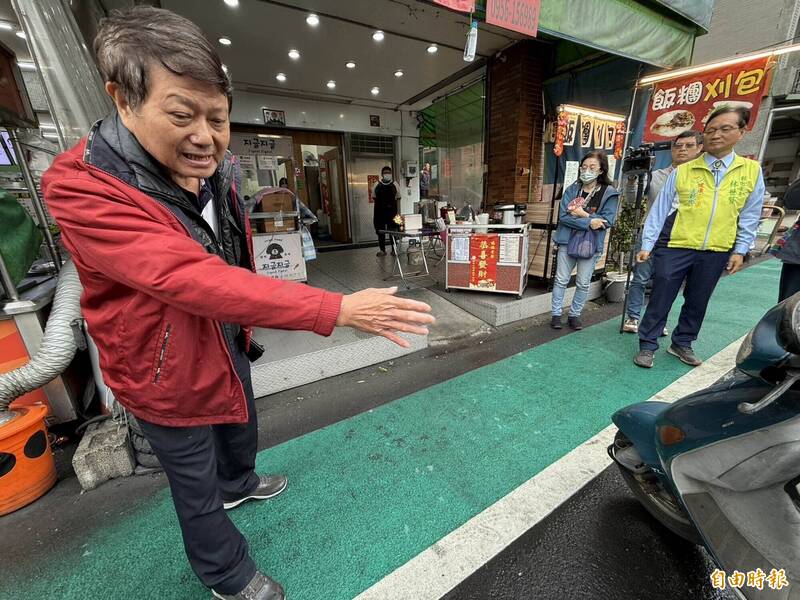地方向彰化市長林世賢（右）反映大埔路友善人行道車輛亂停影響出入。（記者湯世名攝）