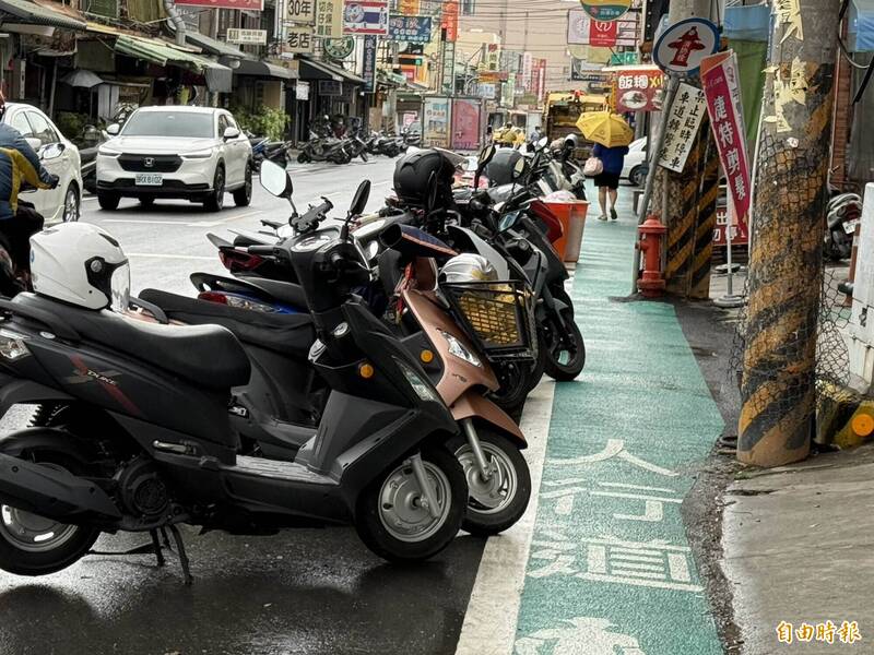 彰化市大埔路友善人行道上路1年餘，支持與反對意見開戰至今。（記者湯世名攝）