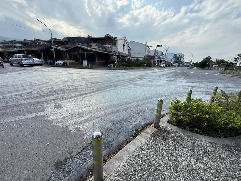 貨車載液肥滲漏路面飄惡臭 宜蘭環局與警聯手開罰