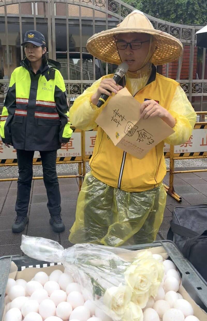 新黨到立法院上演行動劇聲援李貞秀，喊話立法院長韓國瑜應挺身捍衛憲法尊嚴。（圖由新黨提供）