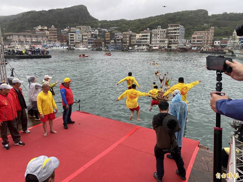 2026「野柳神明淨港文化祭」今天（3日）早上舉行，野柳漁村壯丁抬神轎縱身入海，托著神轎淨港除穢，祈求風調雨順。（記者俞肇福攝）