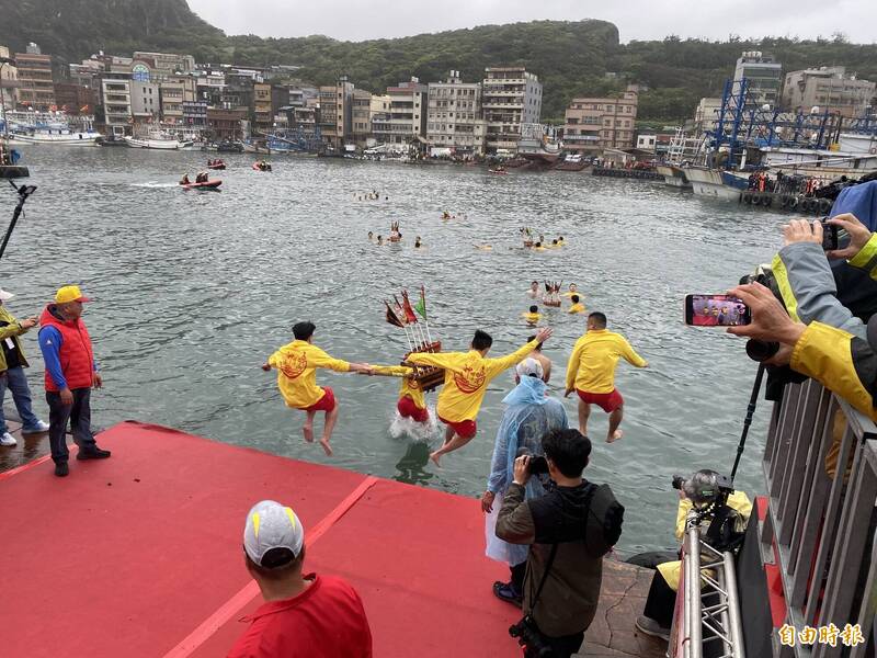 2026「野柳神明淨港文化祭」今天（3日）早上舉行，野柳漁村壯丁抬神轎縱身入海，托著神轎淨港除穢，祈求風調雨順。（記者俞肇福攝）