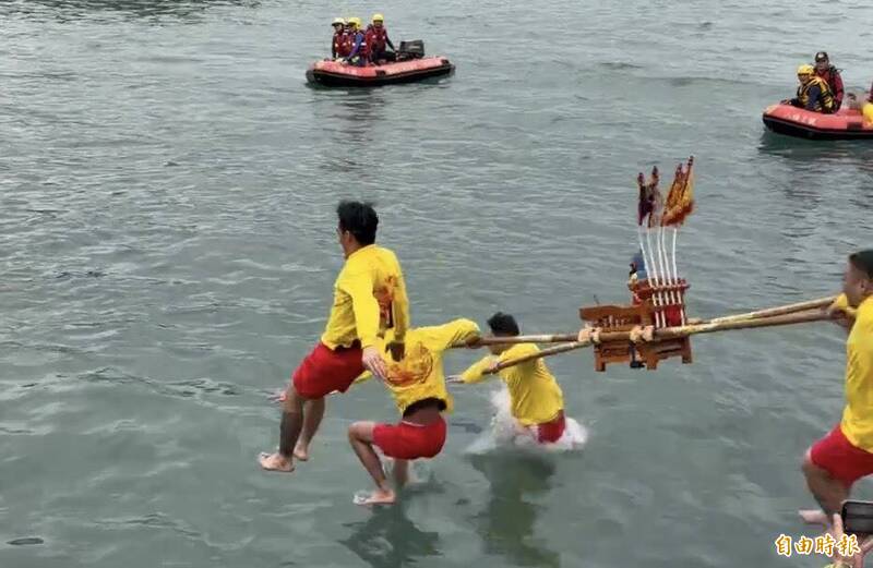 2026「野柳神明淨港文化祭」今天（3日）早上舉行，野柳漁村壯丁抬神轎縱身入海，托著神轎淨港除穢，祈求風調雨順。（記者俞肇福攝）