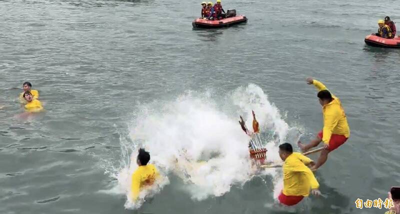 2026「野柳神明淨港文化祭」今天（3日）早上舉行，野柳漁村壯丁抬神轎縱身入海，托著神轎淨港除穢，祈求風調雨順。（記者俞肇福攝）