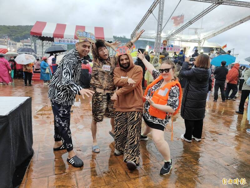 網紅 「前反骨男孩」瑋哥偕同「馬來西亞籍」AI講師波力士、「中東裔」兄弟漢堡哎喲，3人組成「兩光馬馬虎虎合唱團」，偕同烏克蘭女孩（圖右）4人一同解鎖跳水淨港體驗。（記者俞肇福攝）