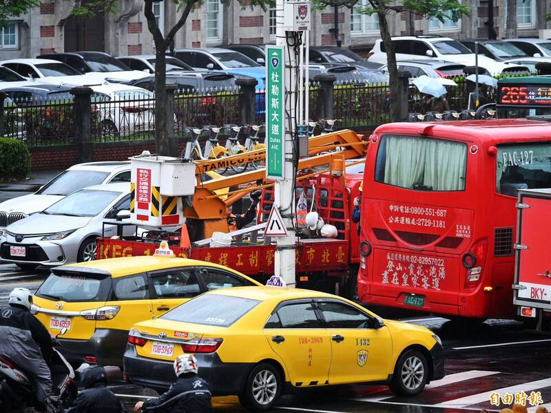 為推動中山南路更名倡議，語會人士今早逕行將自製的「杜勒斯大道」貼至中山南路路牌上，目前已遭移除。（記者陳逸寬攝）