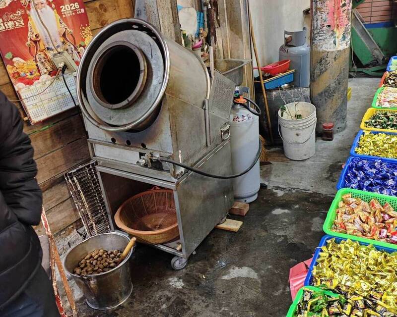 好無辜! 民眾誤將糖炒栗子濃煙當火災 消防員傻眼業者無奈