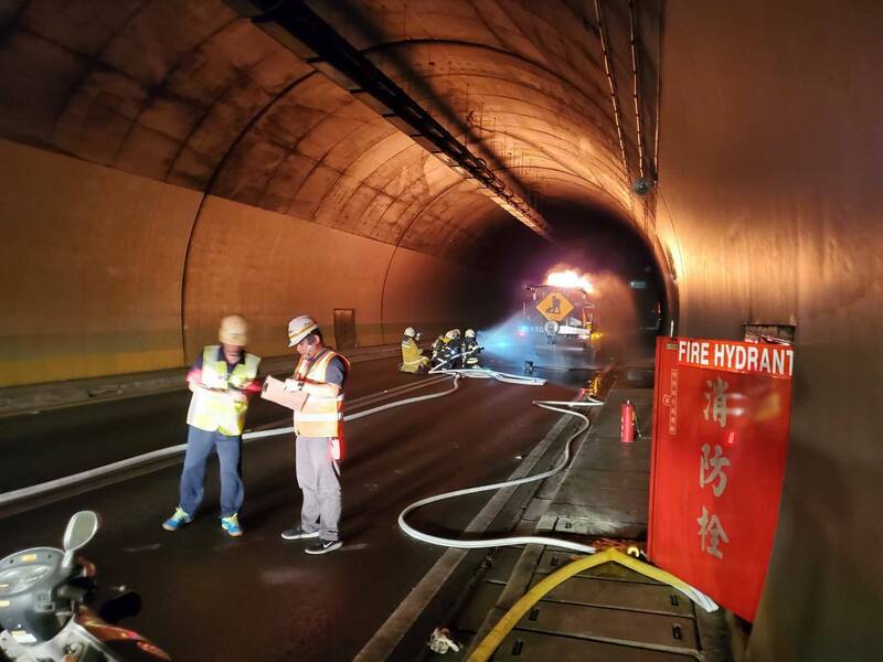八卦山隧道火燒車 車主找到消防栓滅火