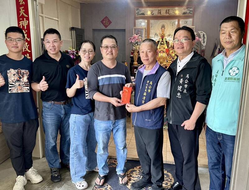 天公生祝壽結合急難關懷，聖玄宮集資5萬元捐助3戶家庭。（聖玄宮提供）
