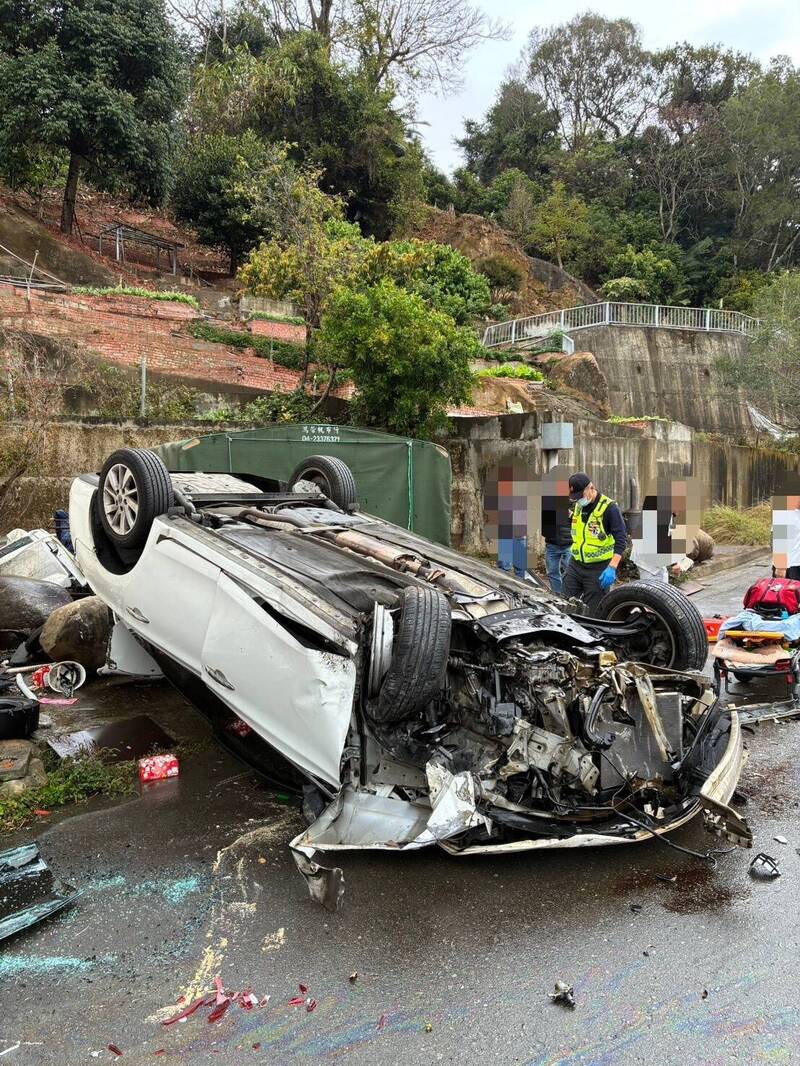 台中北屯驚悚翻車！轎車自撞民宅「四輪朝天」 車頭全毀2男送醫