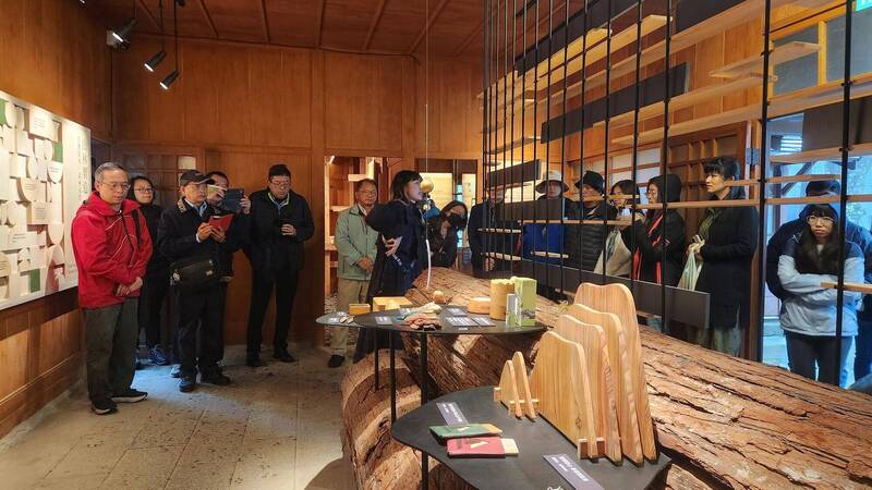 林業故事館以鋼構及木材呈現鐵道、木馬道等地景。（嘉義林業分署提供）