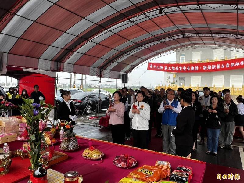北港府番殯儀館及禮廳靈堂動土與會者焚香祝禱工程順利圓滿。（記者黃淑莉攝）