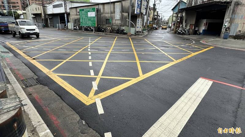 新北市議員顏蔚慈要求市府檢討蘆洲區中山一路的標線與交通維持措施。（記者羅國嘉攝）