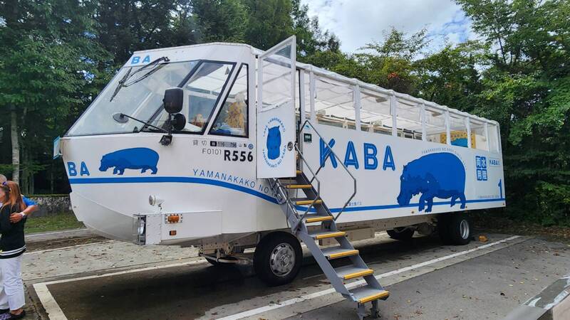 基隆市向日本訂製兩艘水陸兩棲鴨子船，預算翻倍挨批。圖為基隆市政府參觀日本的鴨子船。（基隆市政府提供）