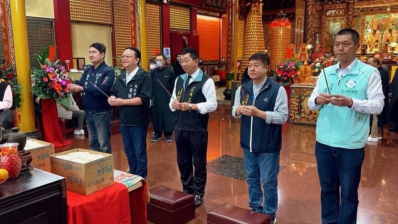 馬公三官殿天官聖誕，各界嘉賓參拜上香。（圖由馬公市公所提供）
