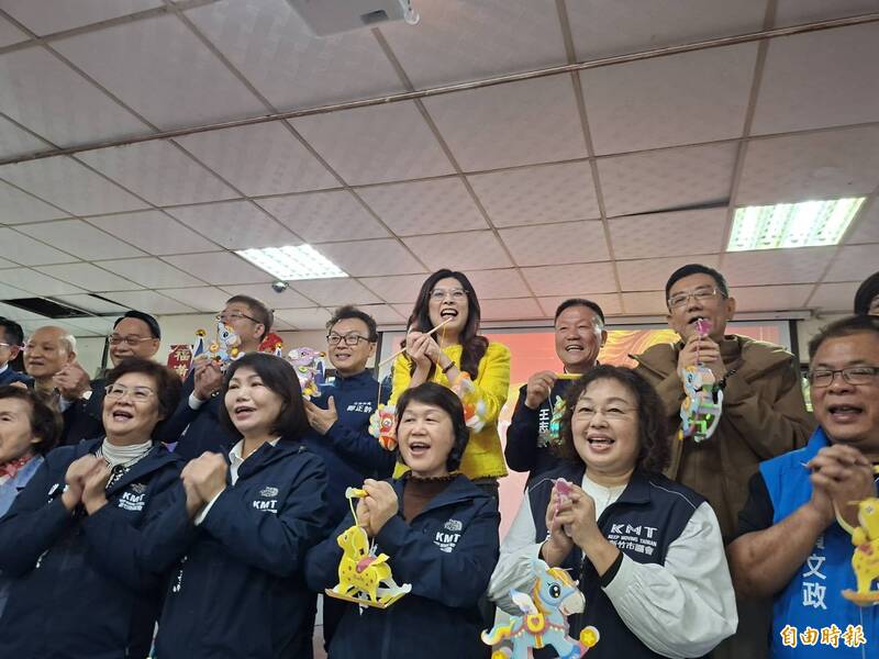 因支持藍白合被拔掉國民黨新竹市黨部主委頭銜，新竹市議會議長許修睿（穿卡其色外套者）如今推「在野大聯盟」獲黨主席鄭麗文支持，且支持現任市長高虹安爭取連任。（記者洪美秀攝）