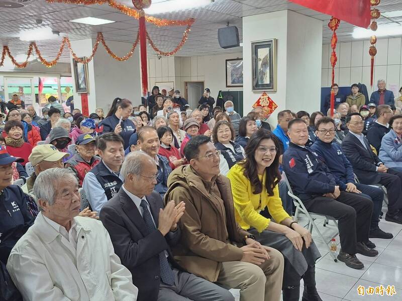 因支持藍白合被拔掉國民黨新竹市黨部主委頭銜，新竹市議會議長許修睿（穿卡其色外套者）如今推「在野大聯盟」獲黨主席鄭麗文支持，且支持現任市長高虹安爭取連任。（記者洪美秀攝）